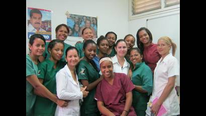 Se mezclan en grupo apretado las estudiantes venezolanas de tercer año, futuras médicas integrales comunitarias, y sus profesoras de Venezuela y de Cuba