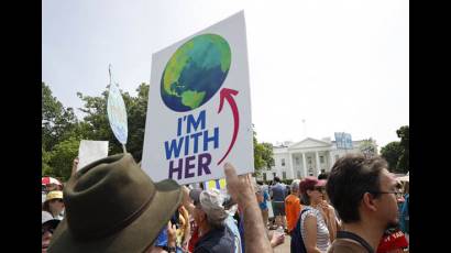 Frente a la Casa Blanca se suceden las protestas contra una política que niega el cambio climático