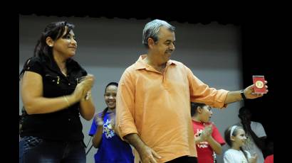 Susely Morfa entregó la Medalla a Tin
