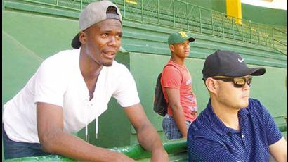 Kenta (primero a la derecha) confía en el talento de Moinelo.