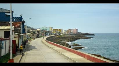 El malecón de Baracoa vuelve a la vida.