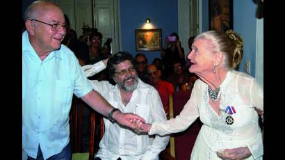 El ministro de Cultura, Abel Prieto (en el centro) y Miguel Barnet, presidente de la Uneac, acompañaron a Carilda en el homenaje por su aniversario 95