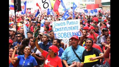 Las amplias bases populares del chavismo respaldan la constituyente. 