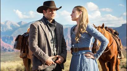 Los mayores aplausos son para Evan Rachel Wood (Dolores), en la foto acompañada por James Marsden (Teddy)