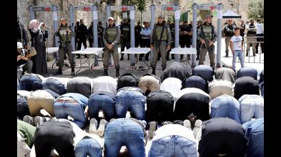El rezo musulmán del domingo frente a la Explanada de las Mezquitas