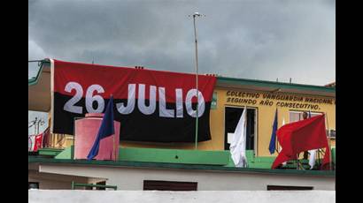 Banderas cubanas y del 26 de Julio engalanan todos los sitios de la ciudad.