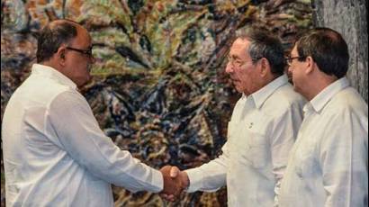 Durante la ceremonia el presidente cubano, Raúl Castro intercambió con los diplomáticos a quienes felicitó por su nombramiento