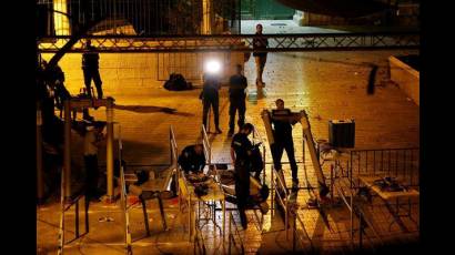 Fuerzas de seguridad de Israel remueven detectores de metales instalados en una entrada de un sitio sagrado en la Ciudad Vieja de Jerusalén