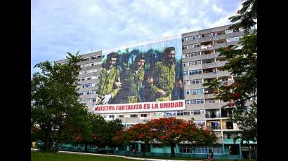 Pinar del Río celebra por tercera ocasión el 26 de Julio, inspirada en el ejemplo de grandes hombres, como el Che, Fidel y Raúl. Allí se les ve, iluminando la ciudadm desde sus edificios más altos