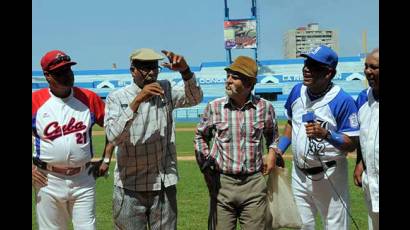 Pánfilo y Ruperto en la inauguración del juego Industriales vs Isla de la Juventud 