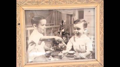 Luisito y Sergio jugando.