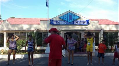 Los niños aprovechan los equipos del balneario de Ciego Montero para ejercitarse.