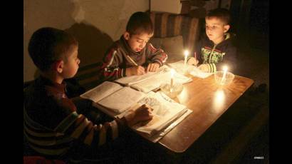 Niñas y niños haciendo la tarea escolar