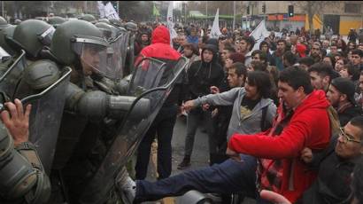 Reprimen Carabineros a estudiantes chilenos