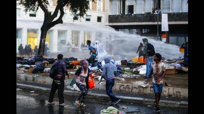 Varios heridos durante el desalojo policial de los refugiados.