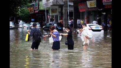 En medio de la inundacion producida por el tifon Hato