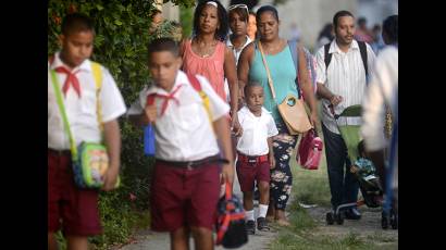 Acompañados en su mayoría por sus familiares, los estudiantes de la primaria vuelven a las aulas para el inicio del nuevo curso escolar