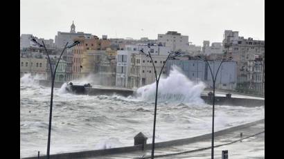 El mar habanero enfurecido por Irma