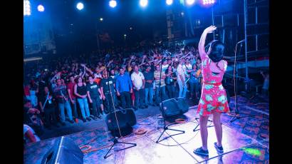 Entre la infaltable caldosa, bailes populares e intercambios con los habitantes de la zona, transcurrió la noche