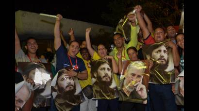 Los delegados pusieron en alto fotos del líder histórico de la Revolución Cubana