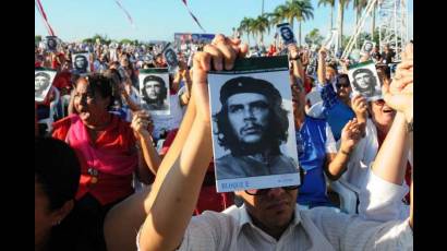 Más de 60 000 villaclareños se reunieron este domingo en la plaza Ernesto Che Guevara, como representación del pueblo cubano