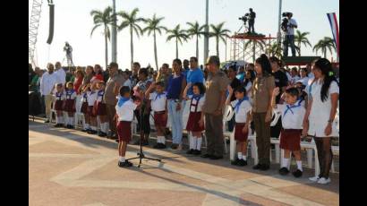 Niños recibieron, de manos de los miembros de la presidencia, la pañoleta que los acredita como miembros de la Organización de Pioneros José Martí, en el acto político-cultural por el aniversario 50 de la caída en combate del Che en Bolivia, y el aniversario 20 del regreso junto a su Destacamento de Refuerzo, en la Plaza Ernesto Che Guevara, de la ciudad de Santa Clara, el 8 de octubre de 2017