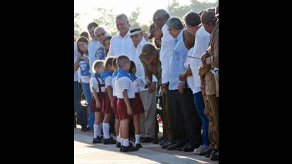 Niños recibieron, de manos de los miembros de la presidencia, la pañoleta que los acredita como miembros de la Organización de Pioneros José Martí, en el acto político-cultural por el aniversario 50 de la caída en combate del Che en Bolivia, y el aniversario 20 del regreso junto a su Destacamento de Refuerzo, en la Plaza Ernesto Che Guevara, de la ciudad de Santa Clara, el 8 de octubre de 2017