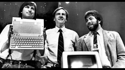 Steve Jobs, Steve Wozniak y Ronald Wayne fundan Apple