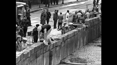 Se inicia la construcción del muro de Berlín