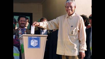 Nelson Mandela es electo presidente de Sudáfrica.