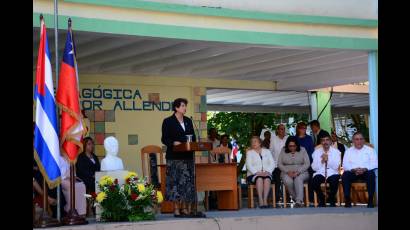 Michelle Bachelet Presidenta de Chile visita Escuela Salvador Allende