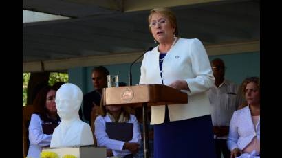 Michelle Bachelet Presidenta de Chile visita Escuela Salvador Allende