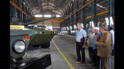 Continuó Raúl recorrido  por empresas militares industriales del país