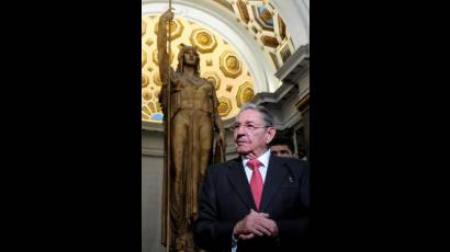 Condecoró Raúl a dirigentes históricos de la Revolución en el Capitolio Habanero