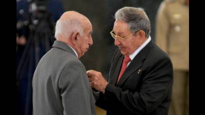 Condecoró Raúl a dirigentes históricos de la Revolución en el Capitolio Habanero