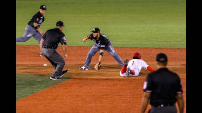 Alazanes de Cuba contra Tomateros de Culiacán.