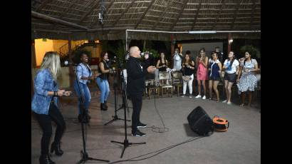 Arnaldo y su Talismán ofreció a los delegados un concierto