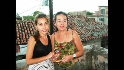 La hija de Pepín, Rosa Bárbara Bueno Nazco, junto a su hija Ivette de la Caridad Tobella Bueno, guardan con mucho cuidado el tesoro más apreciado de la familia, la grabación de la arenga de la huelga general del 9 de abril de 1958.  