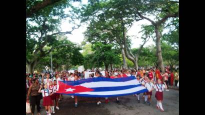  La bandera cubana abrió el desfile pioneril, justo a las 9:00 a.m. de la mañana.