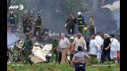 Presidente cubano Miguel Díaz-Canel en el lugar del accidente aéreo en La Habana