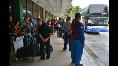 Familias de las víctimas de accidente aéreo en Puesto de Mando en Holguín