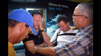 Familiares dolientes de víctimas del accidente.