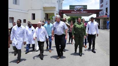 El recorrido siguió luego al hospital universitario Calixto García, en el que con gran profesionalidad son atendidas las tres sobrevivientes del accidente aéreo. 