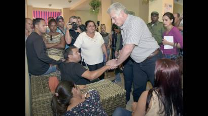 Encuentro de profunda emoción sucedió en el hotel Tulipán, donde se alojan las familias de las víctimas.