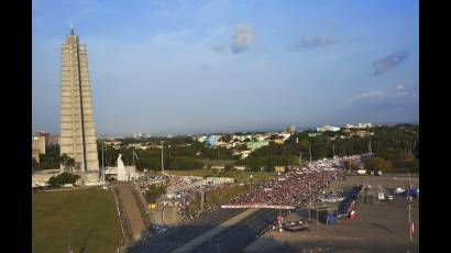 Cubanos desfilando este 1 de Mayo.