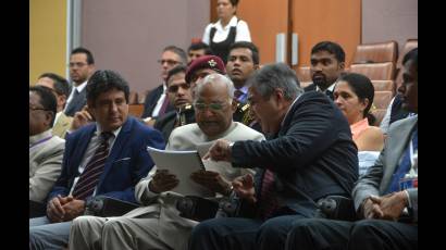 Al concluir la visita al CIGB, la foto que inmortalizó el encuentro y marcará el inicio de nuevos proyectos de cooperación conjunta Cuba-India.