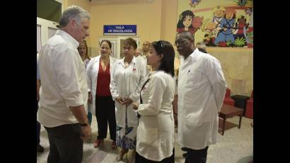 Díaz-Canel visitó el Hospital infantil Doctor Antonio María Beguez César, donde conoció acerca del funcionamiento de las salas de Hematología y Oncología