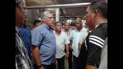 Presidente cubano recorre la Unidad Empresarial de Base Pasteurizadora Santa Clara
