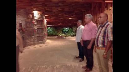 Presidente cubano rinde homenaje al Che en el Memorial donde descansan los restos del Guerrillero Heroico y los combatientes caídos en Bolivia