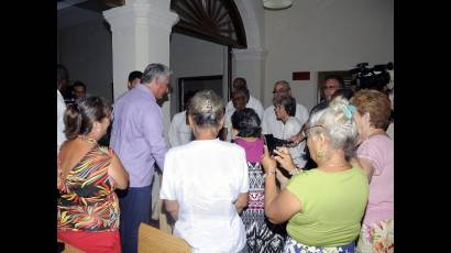 En las viviendas protegidas para la tercera edad, en la calle San Ignacio, el mandatario departió con estusiastas ancianas